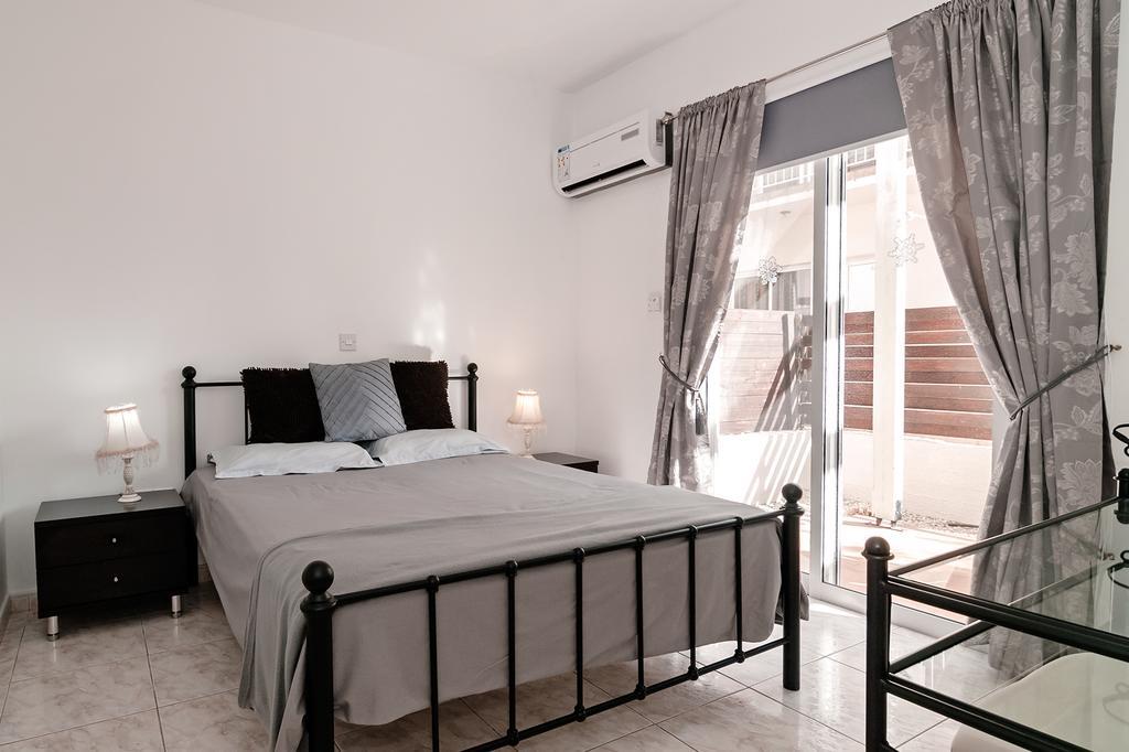 Jed'S Apartment Paphos Ngoại thất bức ảnh